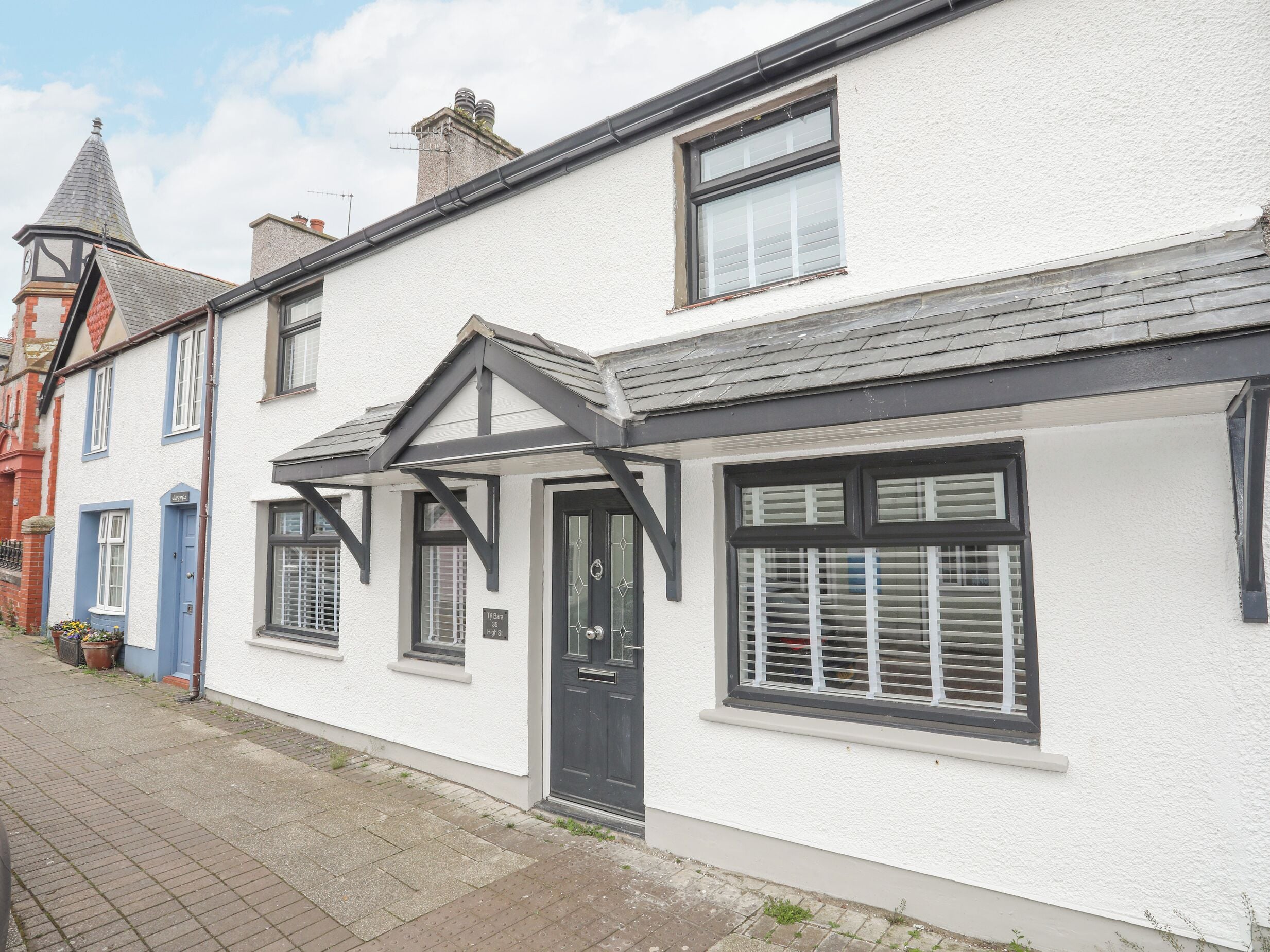 คอทเทจ | บริเวณภายนอก