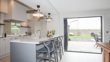 Cottage | Private kitchen | Fridge, dishwasher, electric kettle, toaster