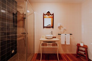 Quarto casal luxo, 4 quartos, banheiro privativo, no jardim | Banheiro | Chuveiro, chuveiro com efeito de chuva, produtos de toalete grátis 