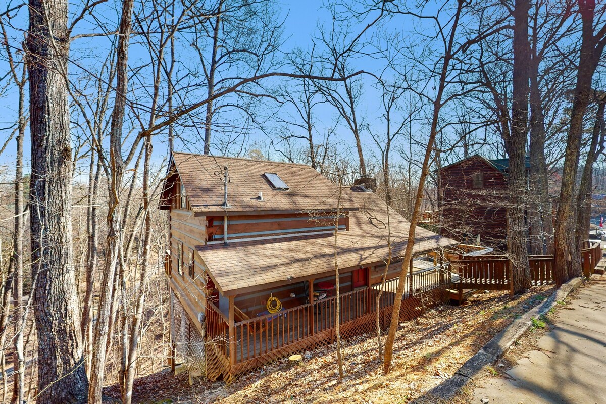 Quintessential mtn cabin w/ hot tub, & serene setting - free attraction tickets