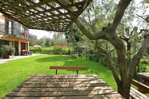 Outdoor dining - Perla 7 quiet apartment with patio and pool (manerba del garda solarolo)