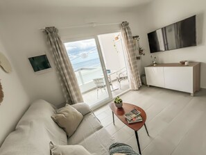 TV, books - Casa Burgao 2 on the front line with seaview terrace (Punta Mujeres)