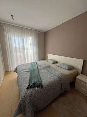 2 makuuhuonetta, silitysrauta/-lauta, ilmainen Wi-Fi, vuodevaatteet