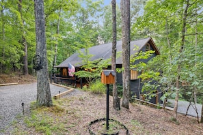 Exterior - Spacious Cabin•Gameroom•Hot Tub• Family Fun•time to relax and enjoy the outdoors (Blue Ridge)