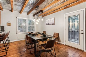 Dining - Spacious Cabin•Gameroom•Hot Tub• Family Fun•time to relax and enjoy the outdoors (Blue Ridge)