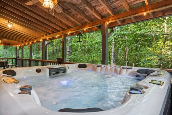 Outdoor spa tub - There's no place like Granny's! Private Cabin in the mountain of Blue Ridge. (Blue Ridge)