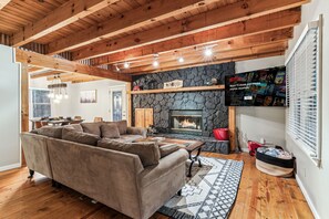 Smart TV - There's no place like Granny's! Private Cabin in the mountain of Blue Ridge. (Blue Ridge)