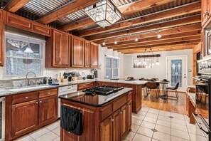 Fridge, microwave, oven, stovetop - There's no place like Granny's! Private Cabin in the mountain of Blue Ridge. (Blue Ridge)