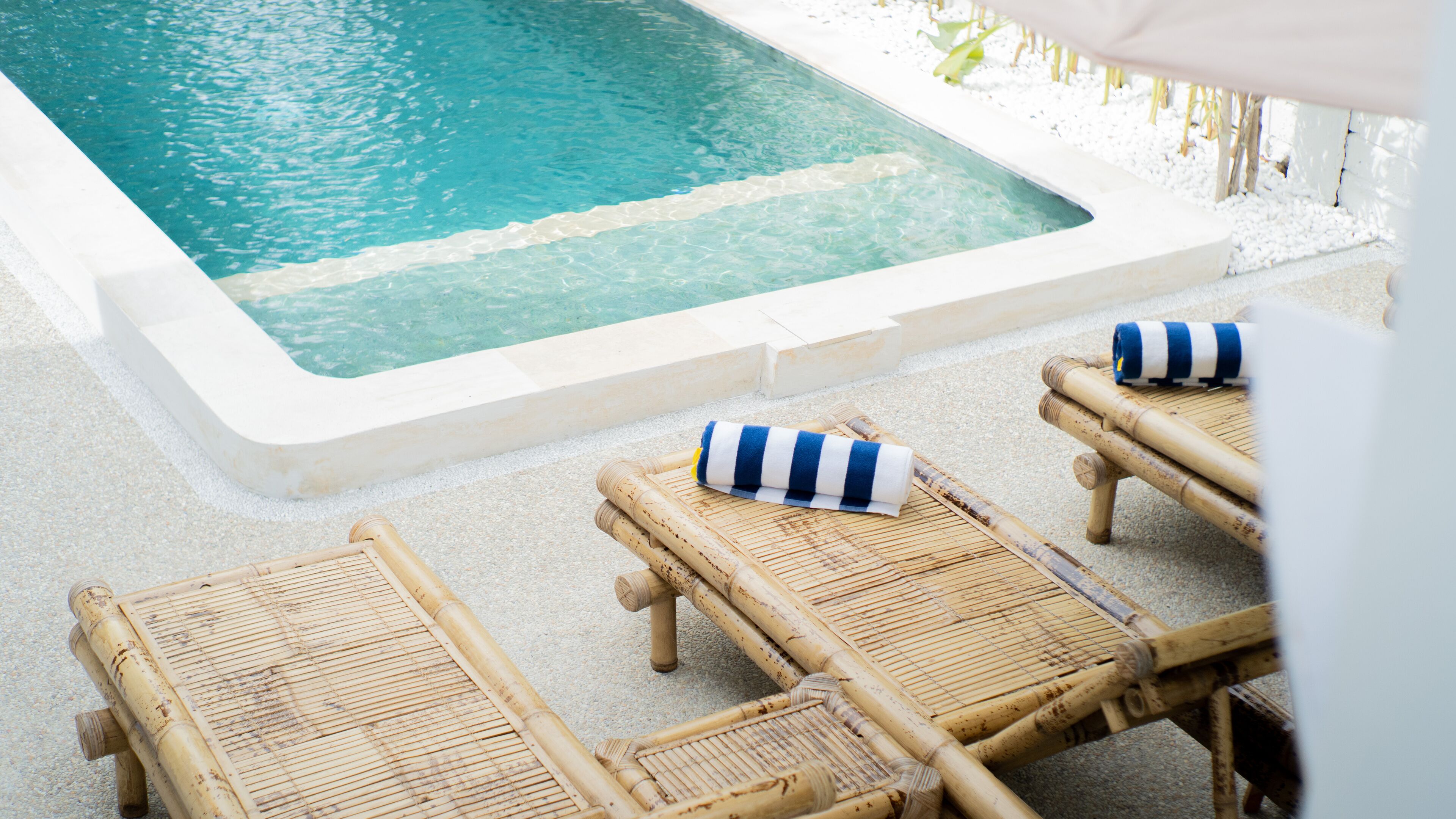 Piscine extérieure, accès possible de 8 h à 18 h, chaises longues