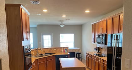 Cozy 4-bedroom house in delightful San Antonio with AC, WiFi