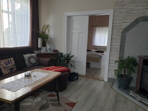 Una televisión, un reproductor de DVD, libros, una biblioteca de música