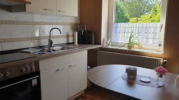 Kühlschrank, Mikrowelle, Herdplatte, Wasserkocher mit Kaffee-/Teezubehör