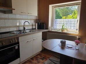 Geladeira, micro-ondas, cooktop, cafeteira/chaleira