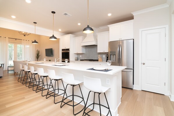 Kylskåp, mikrovågsugn, ugn och spishäll