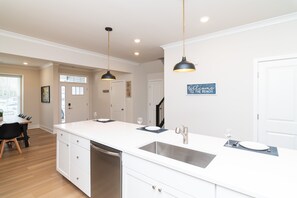 Kylskåp, mikrovågsugn, ugn och spishäll