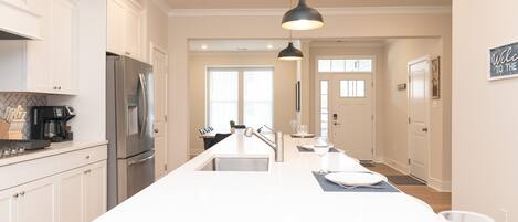 Jääkaappi, mikroaaltouuni, uuni, liesi