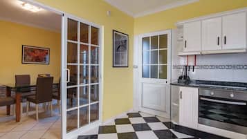 Fridge, microwave, oven, coffee/tea maker
