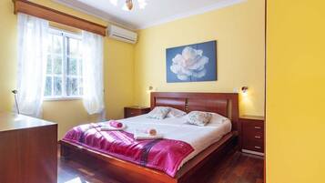 3 soverom, strykejern/-brett, internettilgang og sengetøy