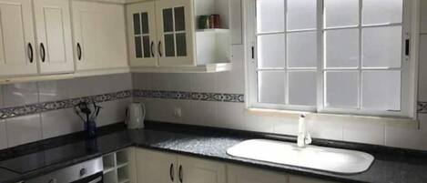 Refrigerador, microondas, horno, cafetera/tetera