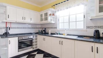 Refrigerador, microondas, horno y cafetera y tetera