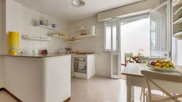 KylskÄp, spishÀll, kaffe- och tebryggare och grytor/köksredskap