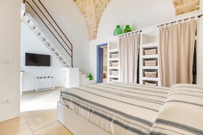 1 chambre, fer et planche à repasser, accès à Internet