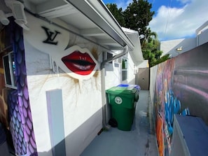 Property grounds - Cozy & Colorful Miami Art Canvas w/HotTub & Murals (Miami)
