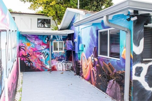 Cozy & Colorful Miami Art Canvas w/HotTub & Murals