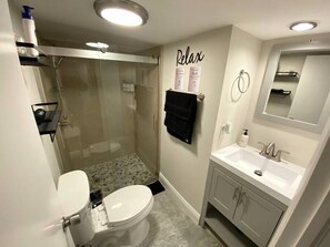 Regadera, amenidades de baño ecológicas, secadora de cabello, jabón 