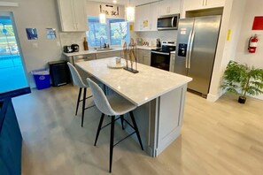 Fridge, microwave, oven, stovetop - Gulf Gateway-Pool/Dock/Grill/Fun (Fort Myers)