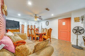 TV - Orlando-Area Family Oasis w/ Lanai, Pool & Yard (Apopka)