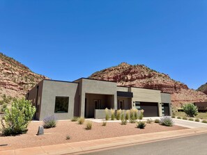 Exterior - Luxury Kanab Home | Rooftop Stargazing & Views (Kanab)