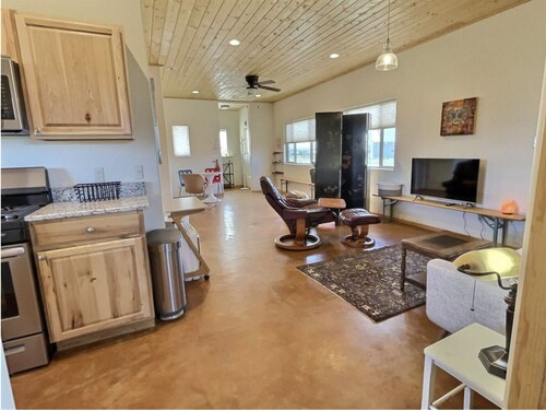 Cozy Retreat with Amazing Views and High-Speed Internet Just 5 Minutes from Taos
