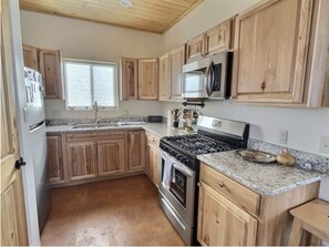 Kylskåp, mikrovågsugn och ugn