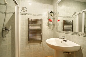 Dusche, Haartrockner, Handtücher