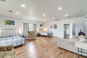 7 bedrooms, iron/ironing board, travel cot, free WiFi - Breathtaking Texas Hill Country Getaway on 10 Acres for Everyone - Sleeps 16 (Comfort)