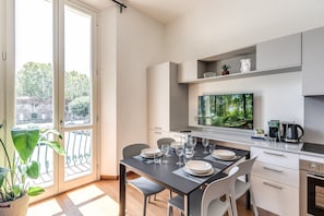 Apartamento superluxo | Cozinha privada | Geladeira, micro-ondas, fogão, cooktop
