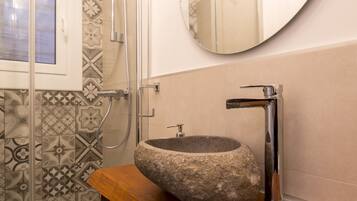 Hiustenkuivaaja, pyyhkeet, saippua