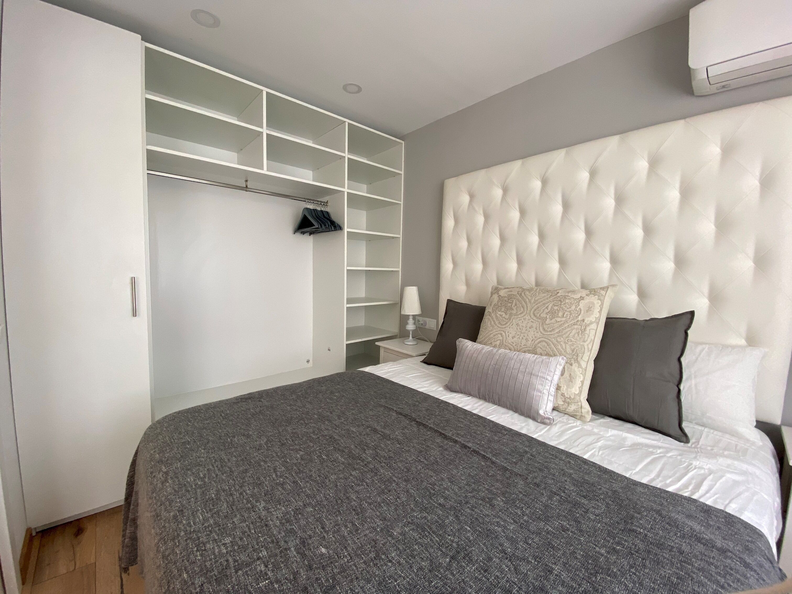 2 bedrooms, desk, iron/ironing board, WiFi