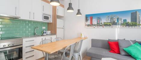 Een koelkast, een magnetron, een oven, een koffiezetapparaat/waterkoker