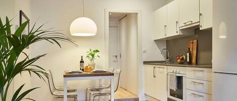 ثلاجة، ميكروويف، غسالة أطباق، ماكينة لصنع القهوة/الشاي