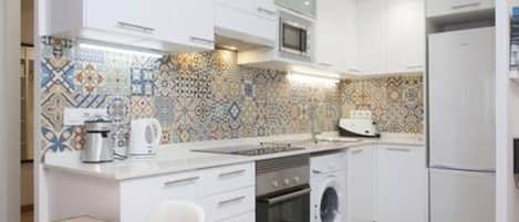 Frigorifero, microonde, forno, piano cottura
