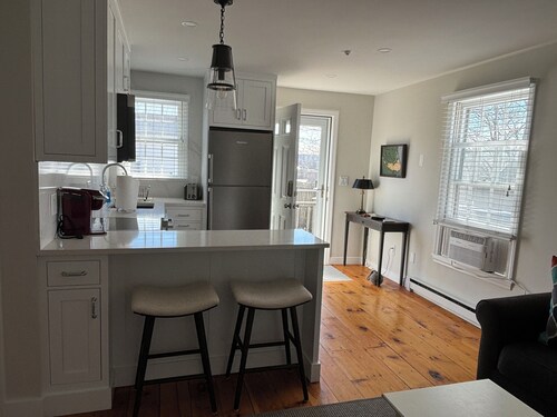 Mid-Island 1 Bedroom Condo