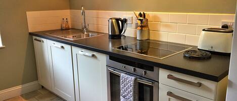 Frigorífico, microondas, horno y hervidor eléctrico