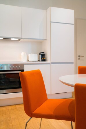 Kühlschrank, Ofen, Geschirrspüler, Wasserkocher mit Kaffee-/Teezubehör