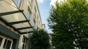 Un immeuble à plusieurs étages doté de grandes fenêtres et d’une façade en verre.