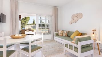 Een televisie en boeken