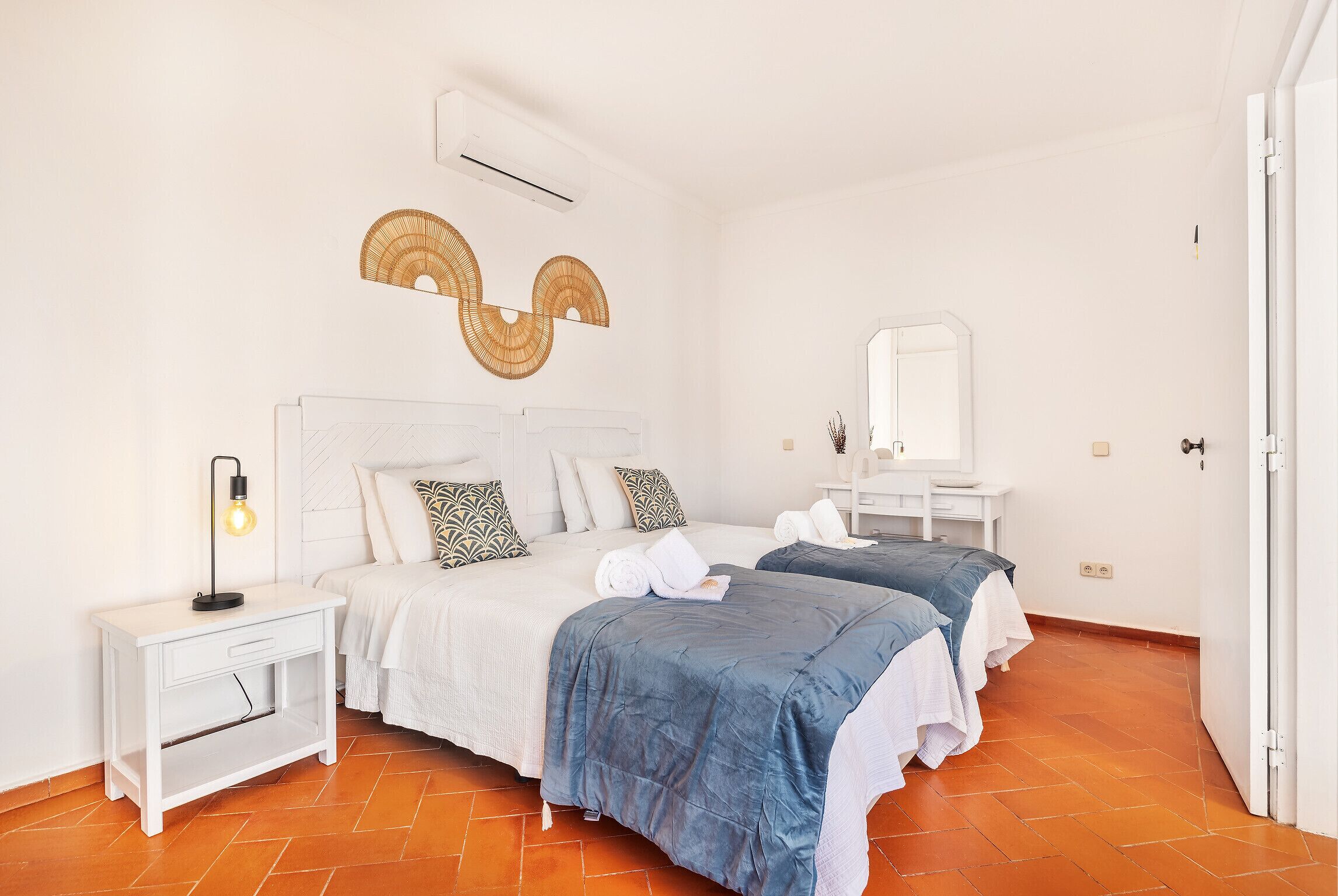 Tabla de planchar con plancha, wifi gratis y ropa de cama 