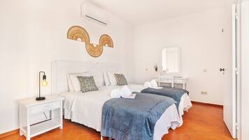Tabla de planchar con plancha, wifi gratis y ropa de cama