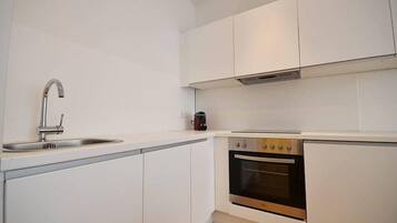 Kühlschrank, Ofen, Geschirrspüler, Wasserkocher mit Kaffee-/Teezubehör